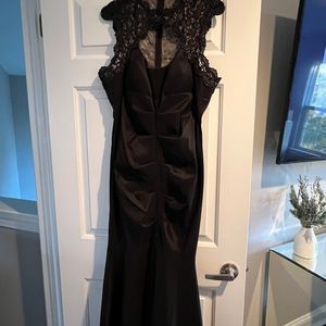 Stunning black long formal gown/dress w lace bodice and very flattering ruching